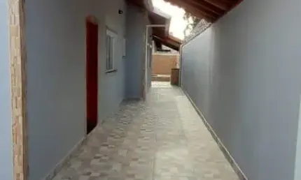 Casa com 2 quartos, piscina e área gourmet em Itanhaém.
