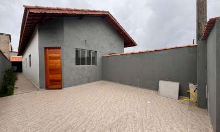 Casa com 2 quartos, jardim e espaço para piscina em Itanhaém.