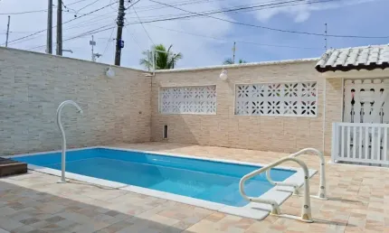 Casa com piscina, 4 quartos e churrasqueira em Itanhaém.