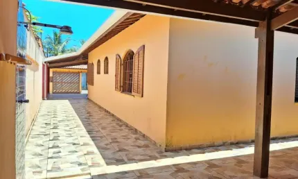 Casa com 3 quartos e churrasqueira à 90m do mar em Itanhaém.