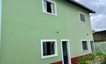 Casa em condomínio com 2 quartos e churrasqueira em Mongaguá.