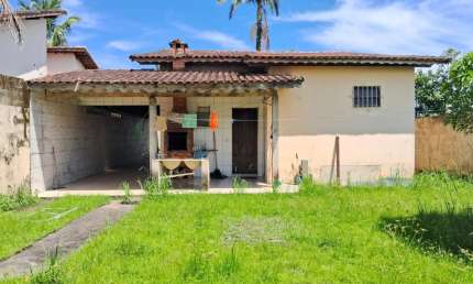 Casa com 3 quartos, churrasqueira e espaço para piscina em Itanhaém.