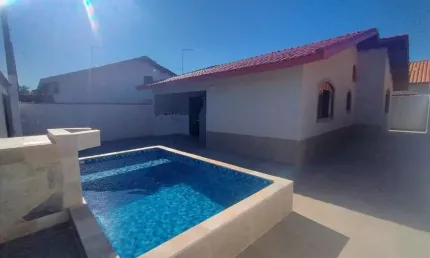 Casa com 2 quartos, piscina e área gourmet em Mongaguá.