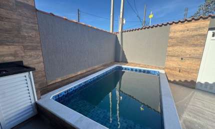 Casa com 2 quartos, piscina e churrasqueira em Itanhaém.