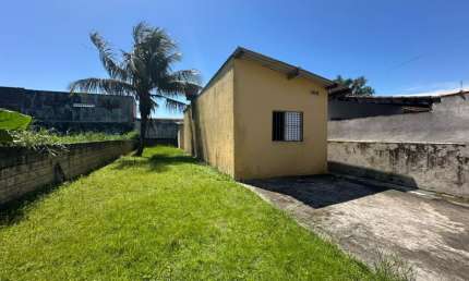 Casa com 3 quartos e espaço para piscina em Itanhaém.