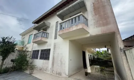 Casa na praia com 6 quartos e espaço para piscina em Peruíbe.