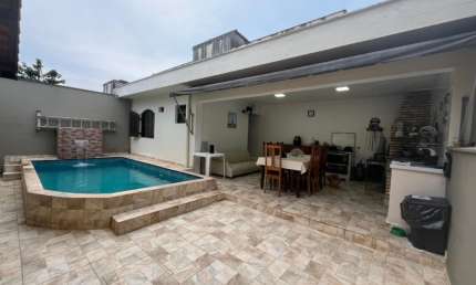 Casa na praia com 4 quartos, piscina e área gourmet em Itanhaém.