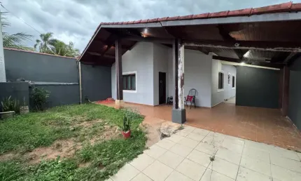 Casa com 3 quartos, área gourmet e espaço para piscina em peruíbe.