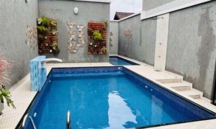 Casa com 2 quartos, piscina e churrasqueira em Praia Grande.