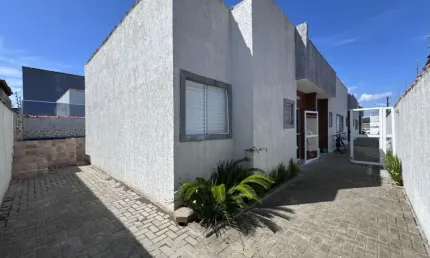 Casa em condomínio com piscina, 2 quartos e área gourmet em itanhaém.