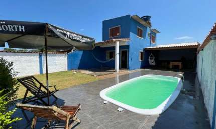 Casa com 2 quartos, piscina e área gourmet em Itanhaém.