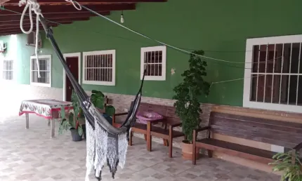 Casa com 2 quartos, jardim e espaço para piscina em itanhaém.