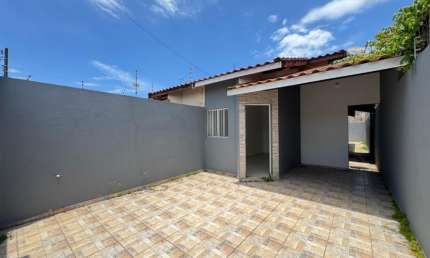 Casa com 2 quartos e espaço para piscina em Itanhaém.