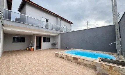 Casa à 100m do mar com 4 quartos e piscina em Itanhaém.
