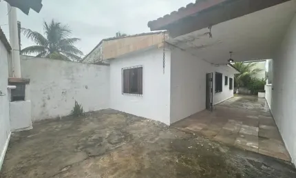 Casa com 2 quartos, espaço para piscina e jardim em Itanhaém.