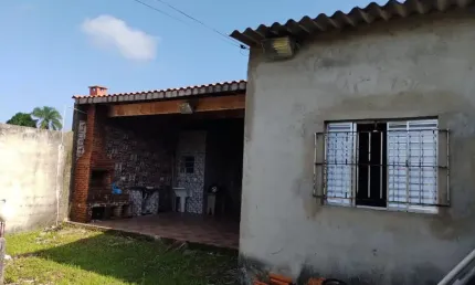 Casa com 3 quartos, piscina e churrasqueira em Itanhaém.