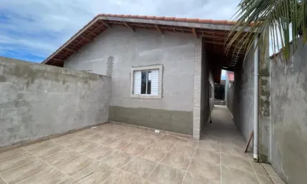 Casa com 2 quartos, piscina e churrasqueira em Itanhaém.