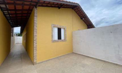Casa com 2 quartos e espaço para piscina em Itanhaém.