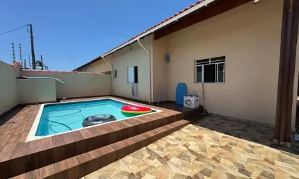 Casa na praia com 2 quartos, piscina e área gourmet em Itanhaém.