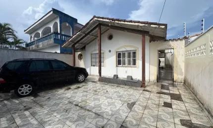 Casa à 80m do mar com 2 quartos e área gourmet em Itanhaém.
