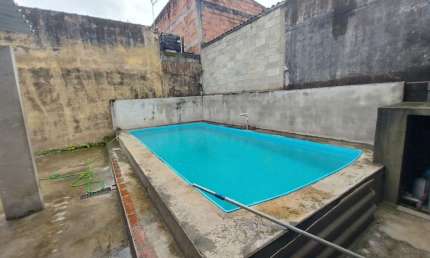Casa com 2 quartos, piscina e churrasqueira em Itanhaém.