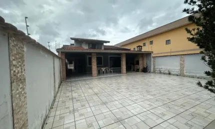Casa com 2 quartos, área gourmet com churrasqueira e edícula em Itanhaém.