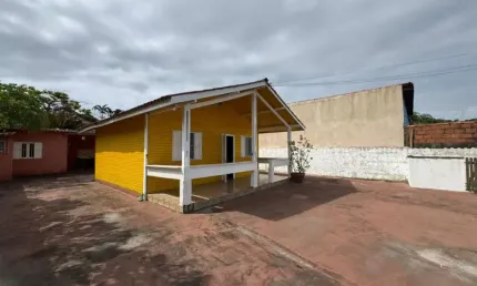 Casa com 3 quartos, área gourmet e espaço para piscina em Itanhaém.