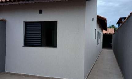 Casa com 2 quartos e área gourmet com churrasqueira em Itanhaém.