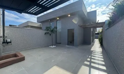 Casa na praia com piscina, 2 quartos e área gourmet em itanhaém.