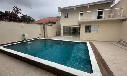 Casa à 100m do mar com 3 quartos e piscina em Itanhaém.