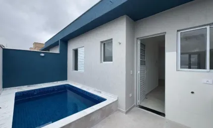 Casa em condomínio com piscina e área gourmet em itanhaém.