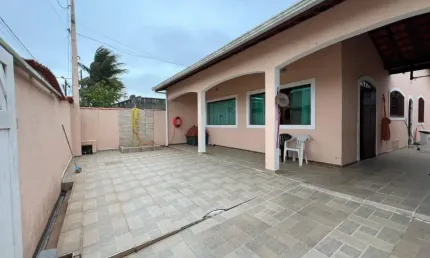Casa à 50m do mar com 3 quartos e espaço para piscina em itanhaém.
