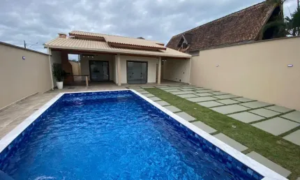 Casa na praia com piscina, 3 quartos e área gourmet em Itanhaém.
