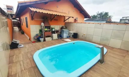 Casa na praia com 2 quartos, piscina e churrasqueira em Itanhaém.
