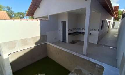 Casa com 3 quartos, piscina e área gourmet em Itanhaém.