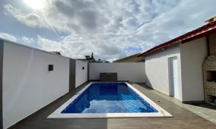 Casa na praia com piscina e área gourmet em Itanhaém.