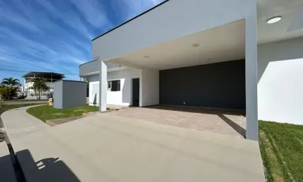 Casa com 3 quartos, piscina e área gourmet em Peruíbe.