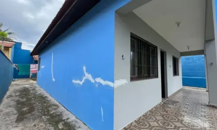 Casa com 2 quartos, jardim e espaço para piscina em Itanhaém.