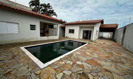 Casa na praia com piscina, 4 quartos e área gourmet em Itanhaém.