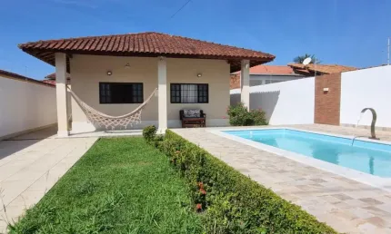 Casa na praia com piscina, 3 quartos e área gourmet em Itanhaém.