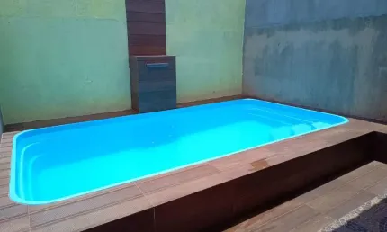 Casa com piscina, 2 quartos e churrasqueira em itanhaém.