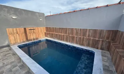 Casa com 2 quartos, piscina e área gourmet em Itanhaém.
