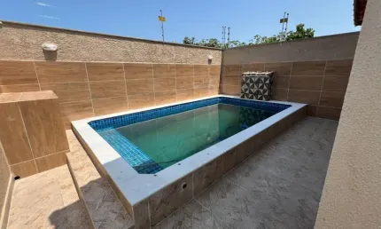 Casa com piscina, 2 quartos e churrasqueira em Itanhaém.