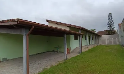 Casa com 2 quartos e espaço para piscina em Itanhaém.