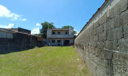 Casa com 3 quartos, jardim e espaço para piscina em Itanhaém.