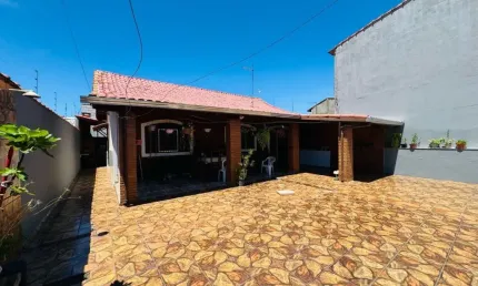 Casa na praia com 2 quartos, área gourmet e jardim em Itanhaém.