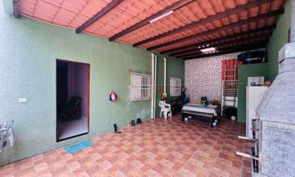 Casa com 2 quartos e área gourmet com churrasqueira em Itanhaém.