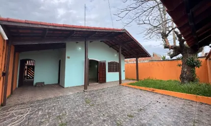 Casa com 2 quartos, área gourmet e espaço para piscina em Itanhaém.
