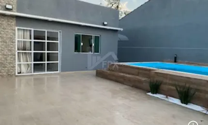 Casa com piscina, 2 quartos e área gourmet em Itanhaém.