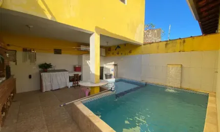 Casa na praia com 3 quartos, piscina e churrasqueira em Itanhaém.
